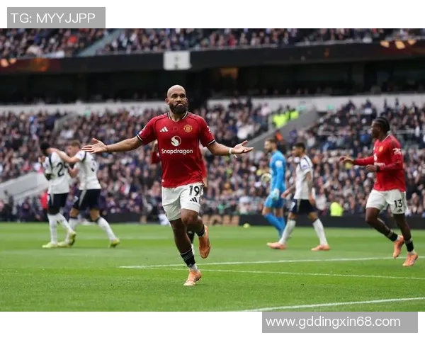 世界杯焦点战曼联与那不勒斯激战成平局全场气氛紧张引发热议